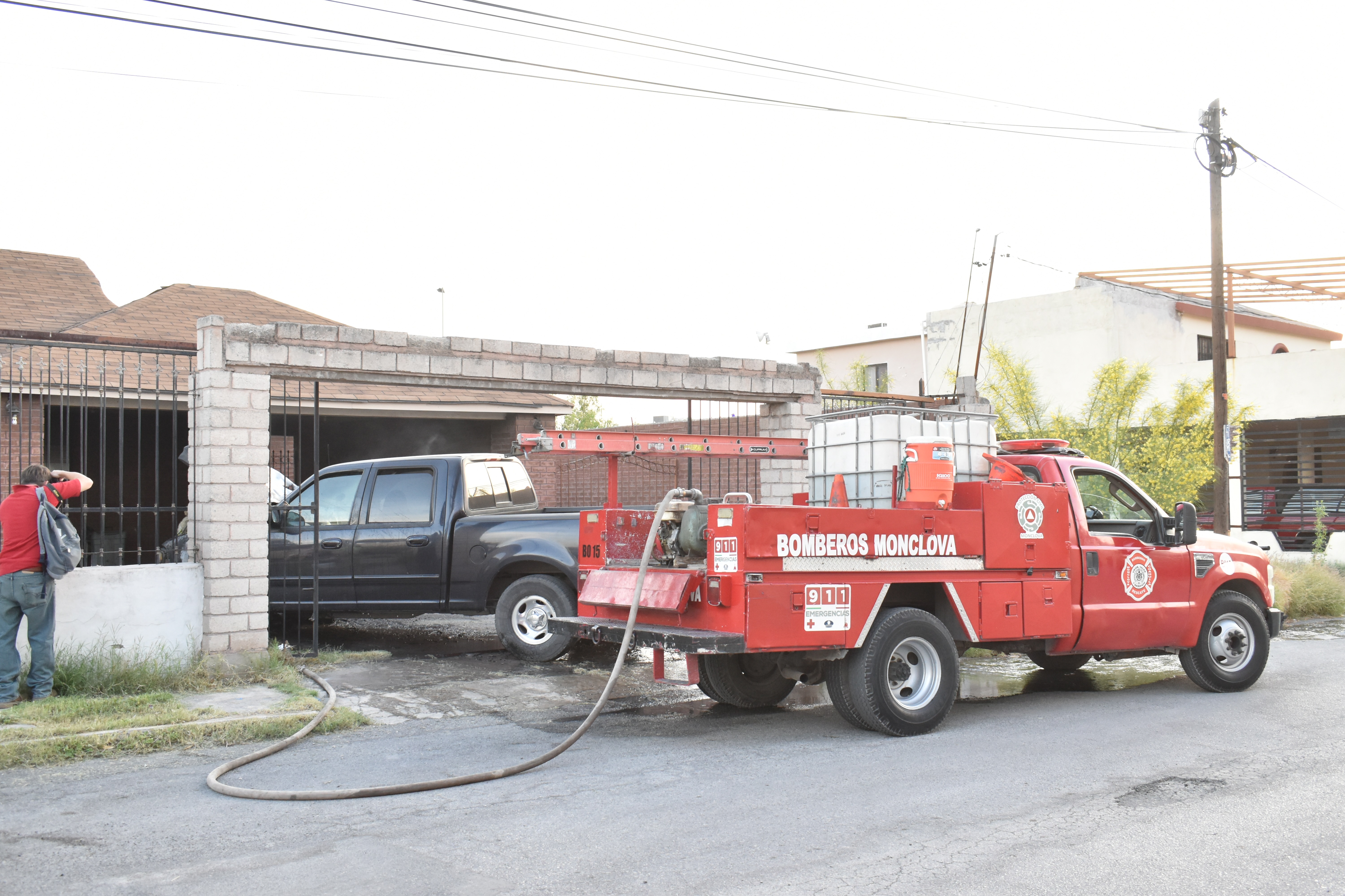 Se quema camioneta estacionada en cochera