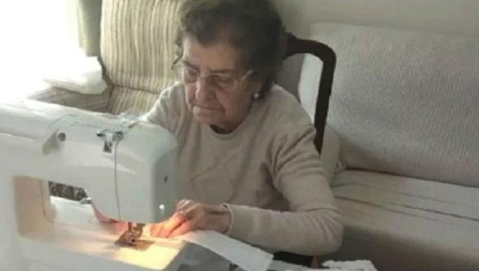 Anciana elabora 50 mascarillas diarias para hospitales de España