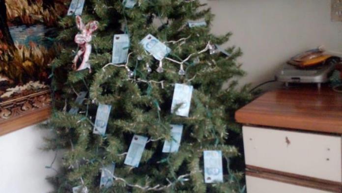 ¡Los adornos están muy caros!: Decora su árbol de Navidad con billetes para no gastar en esferas