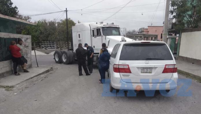 Choca de frente con camioneta