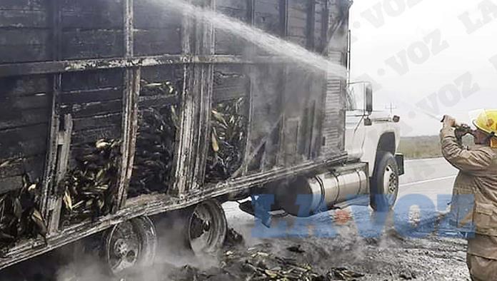 Se incendia camión cargado de elotes