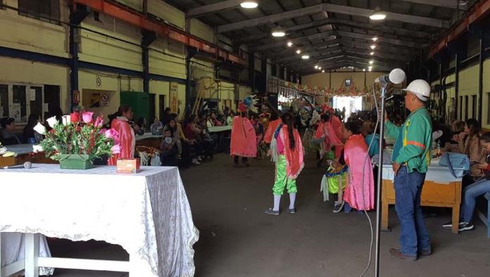 Familiares de obreros asisten a misa en Altos Hornos