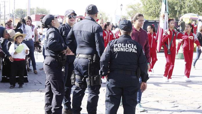 Resbalón casi mata a policía