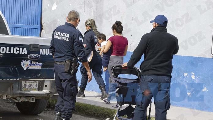 Se le cae el bebé y marido la golpea