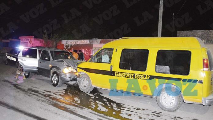 Se distrae en el ‘cel’ y choca de frente