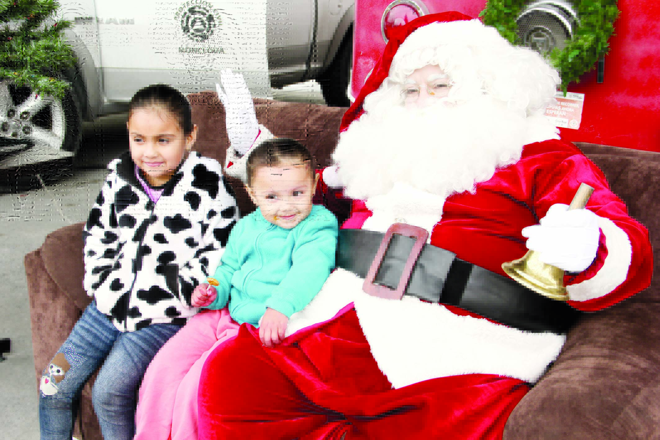 Visitan niños a Santa Claus
