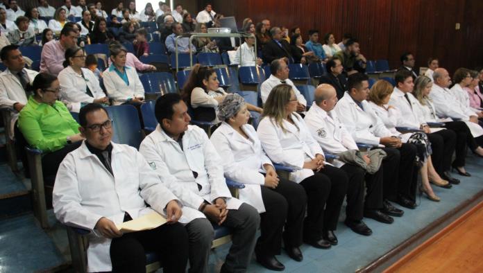 Se gradúan médicos  en medicina familia