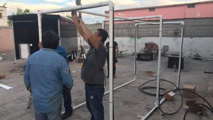 Construyen jóvenes  cabinas sanitizantes