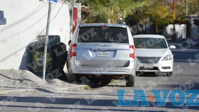 Trepa camioneta a la banqueta