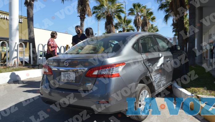 Se mete a plaza con todo y auto