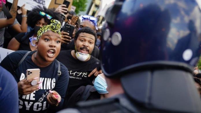 Más violencia policiaca en EU: oficial de Baltimore ataca a mujer que agredió a otro agente