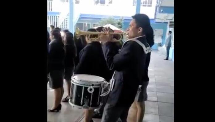 VIDEO: En esta escuela la banda de guerra la compone un sólo estudiante