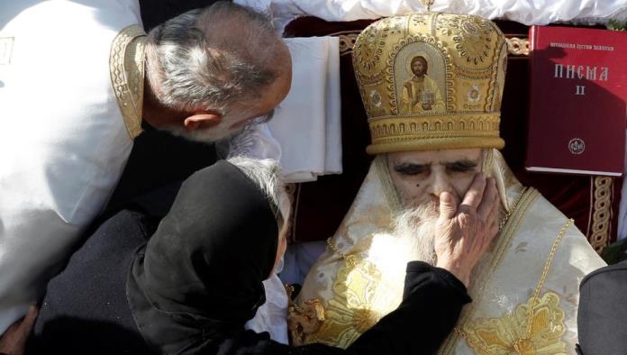 Miles de fieles besan el cadáver de un arzobispo que murió por COVID-19