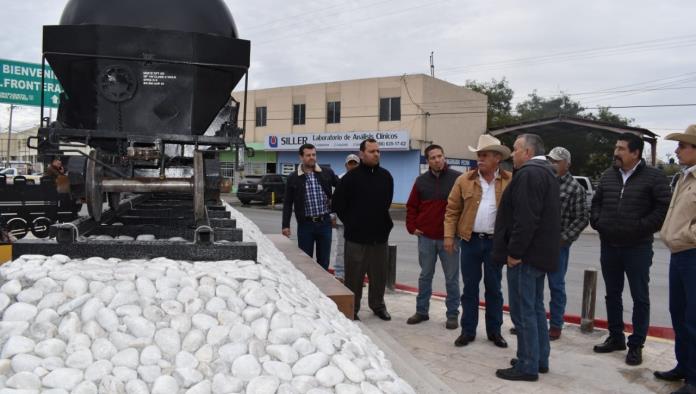 Supervisa Lencho  obra en el Juárez