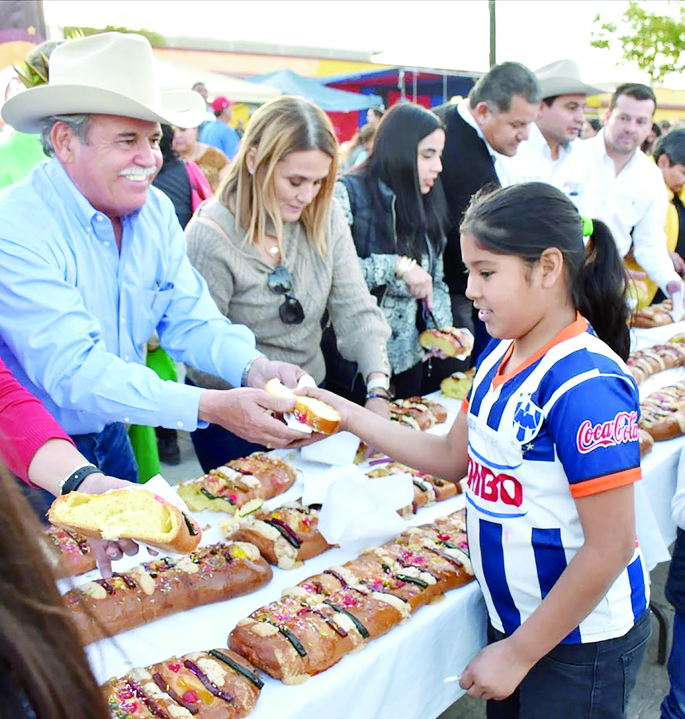 Celebran reyes con mega rosca