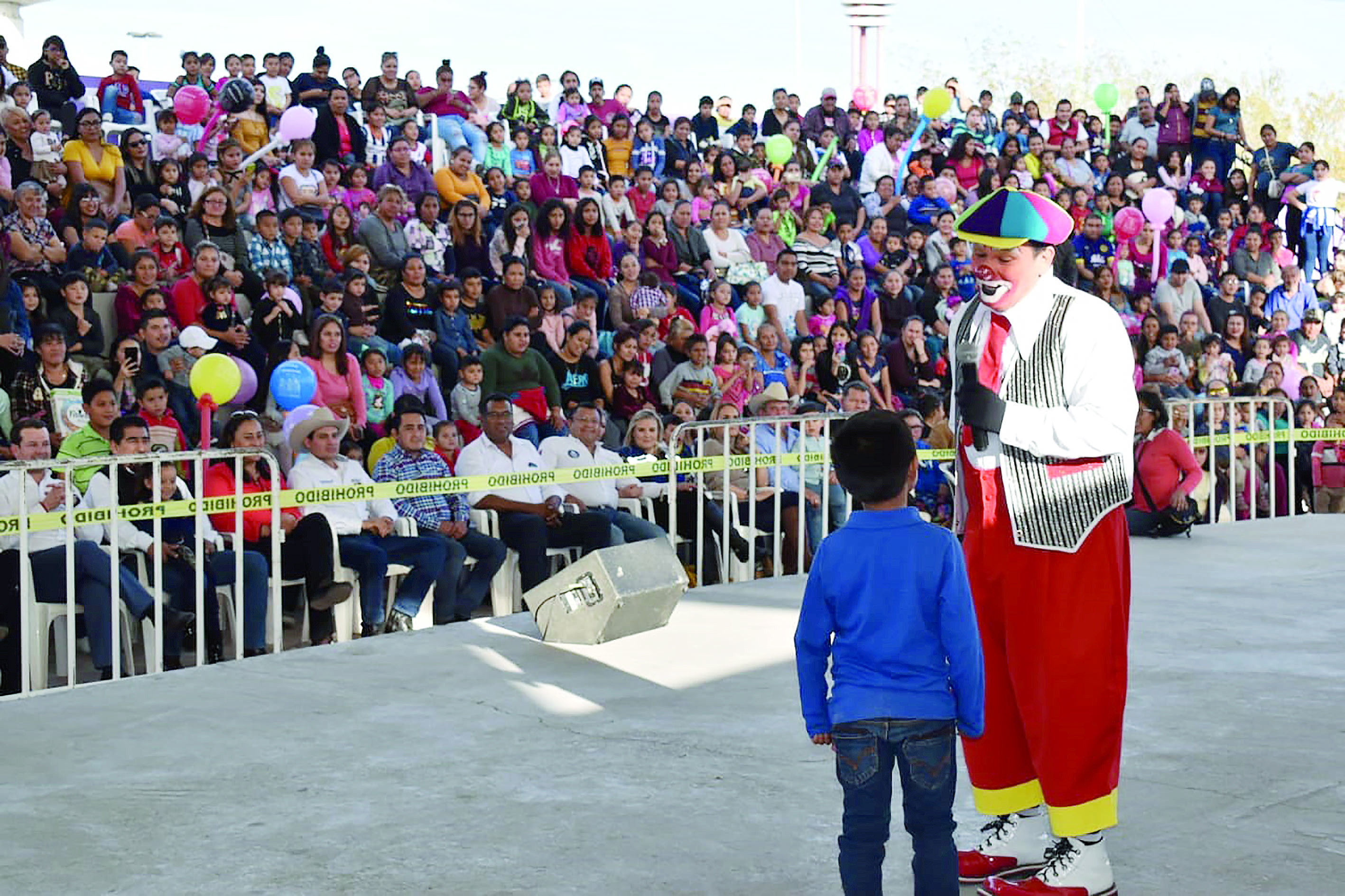 Celebran reyes con mega rosca