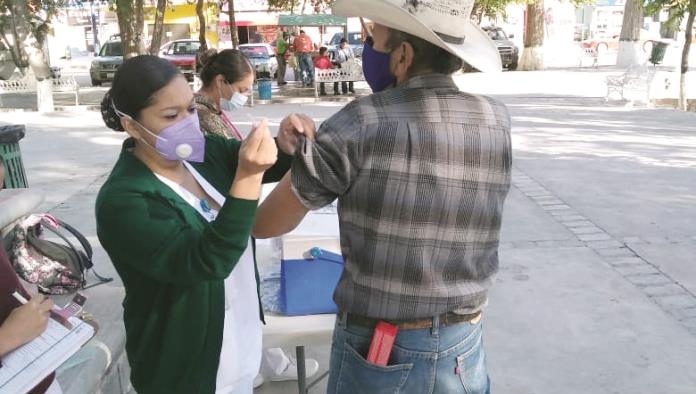 Instalan módulo de vacunas en la plaza