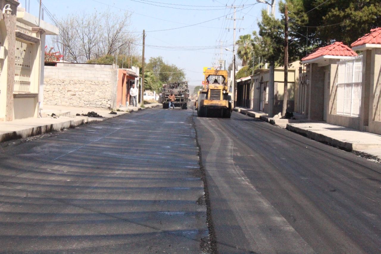 Avanza pavimento  en la calle Juárez
