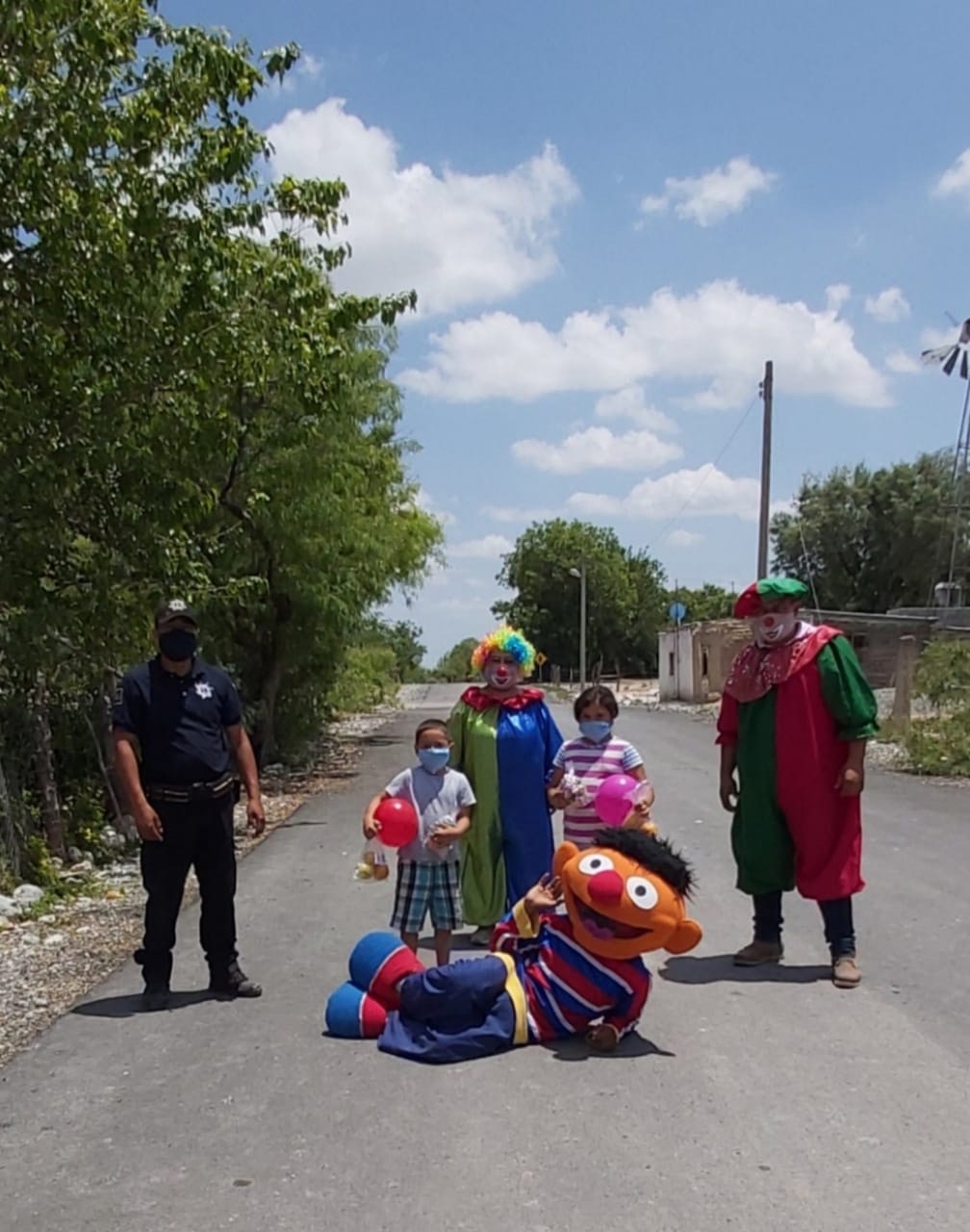 Regalan alegría a niños en ejidos