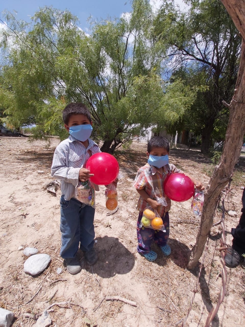 Regalan alegría a niños en ejidos