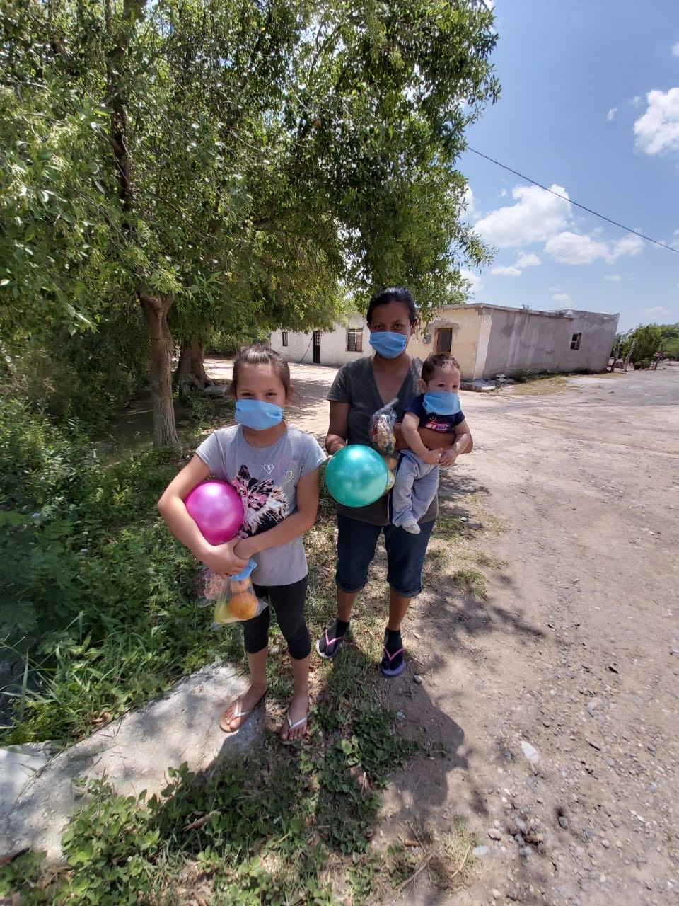 Regalan alegría a niños en ejidos