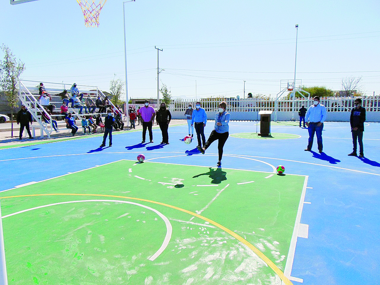 Entrega cancha  Yolanda Cantú