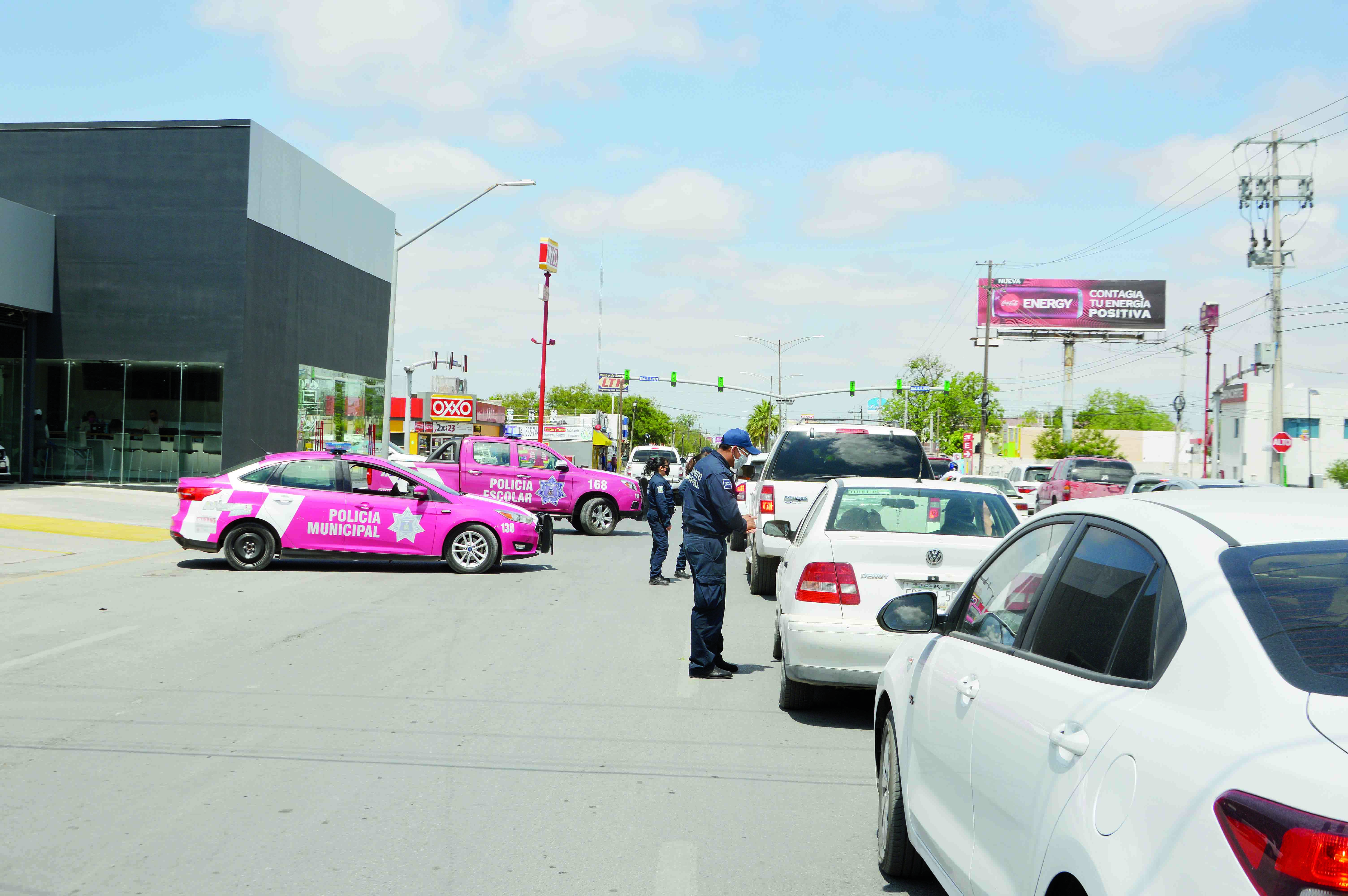 Arrestan a 45 por andar en la calle