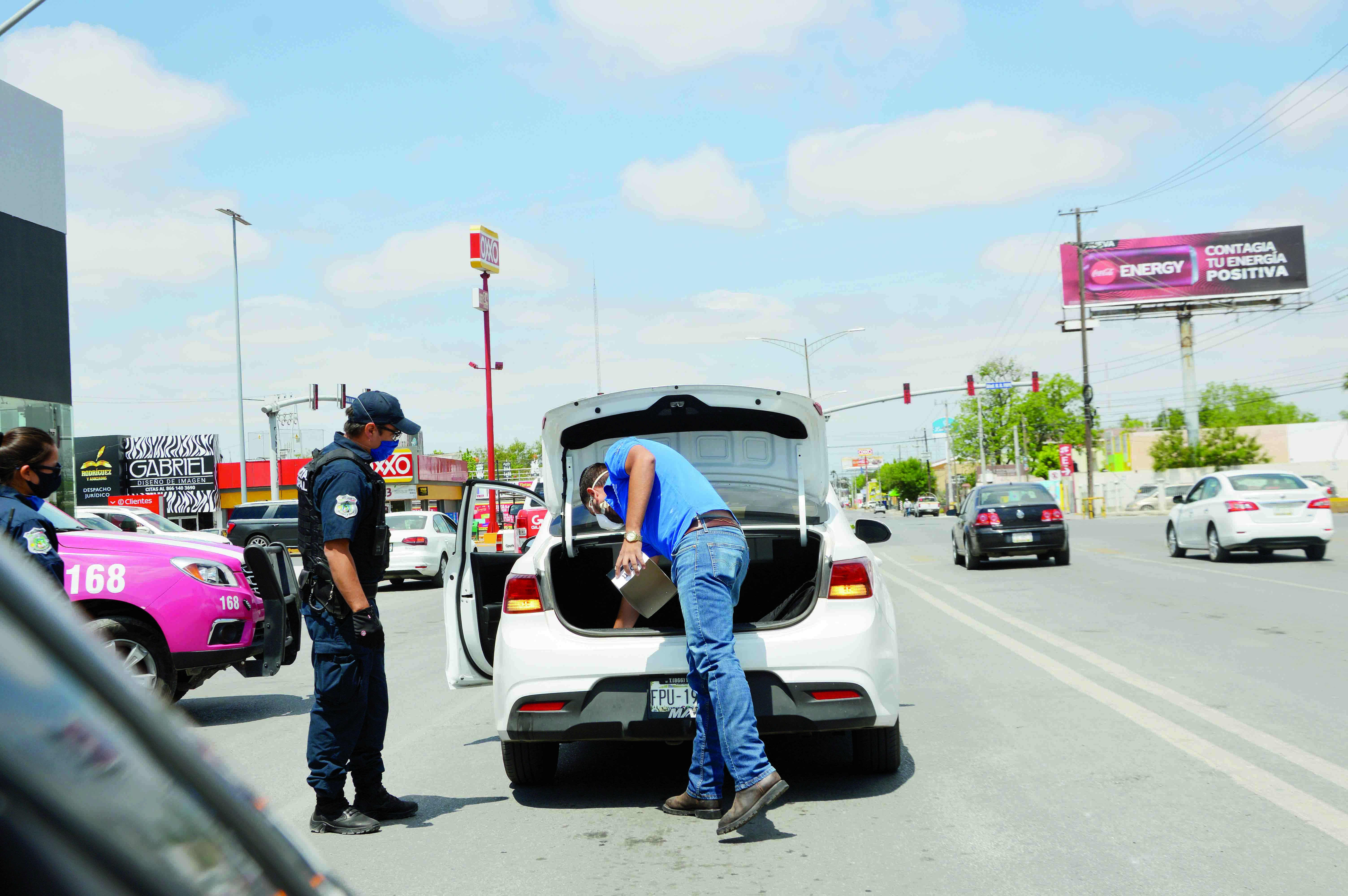 Arrestan a 45 por andar en la calle