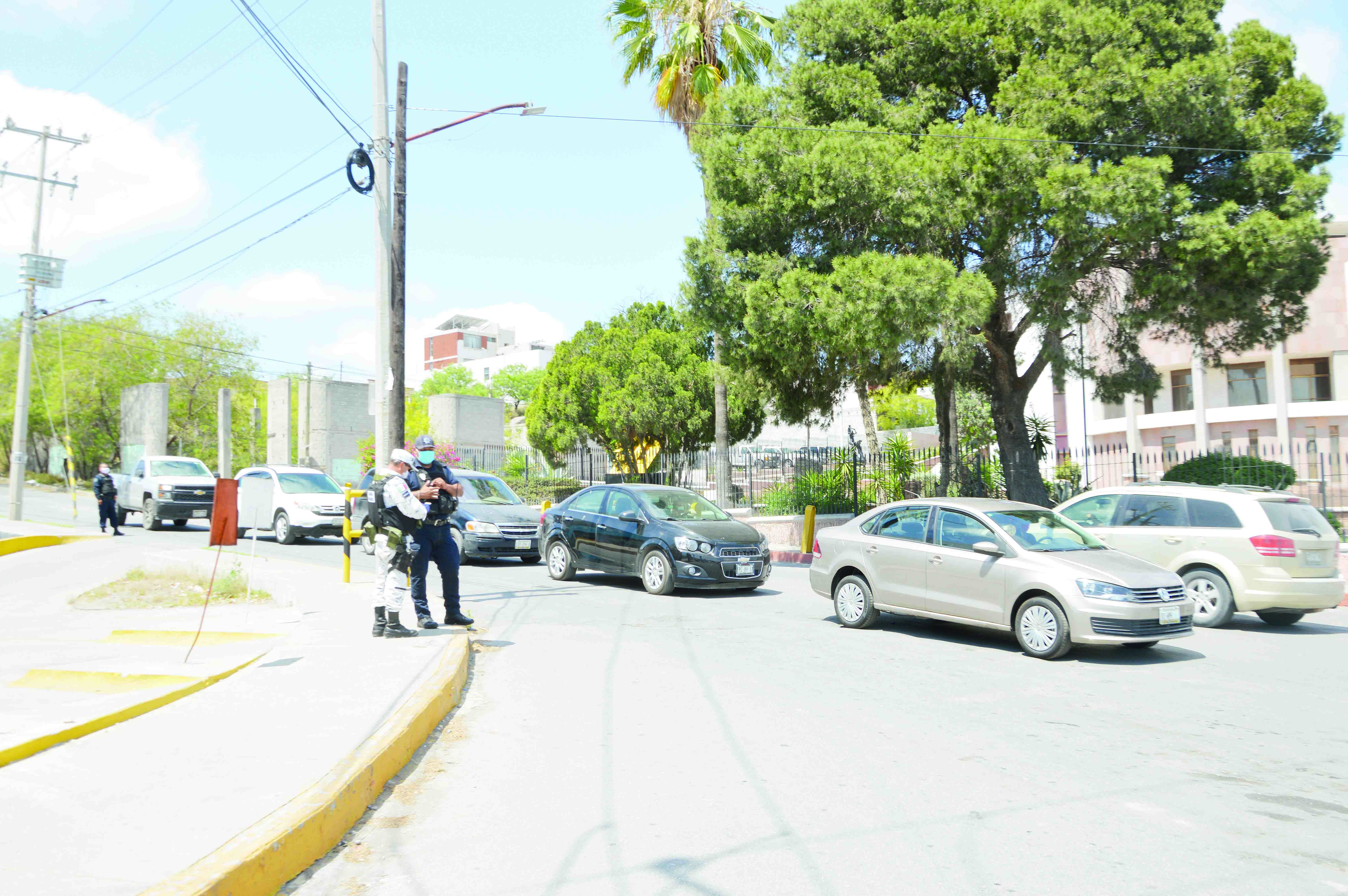 Arrestan a 45 por andar en la calle