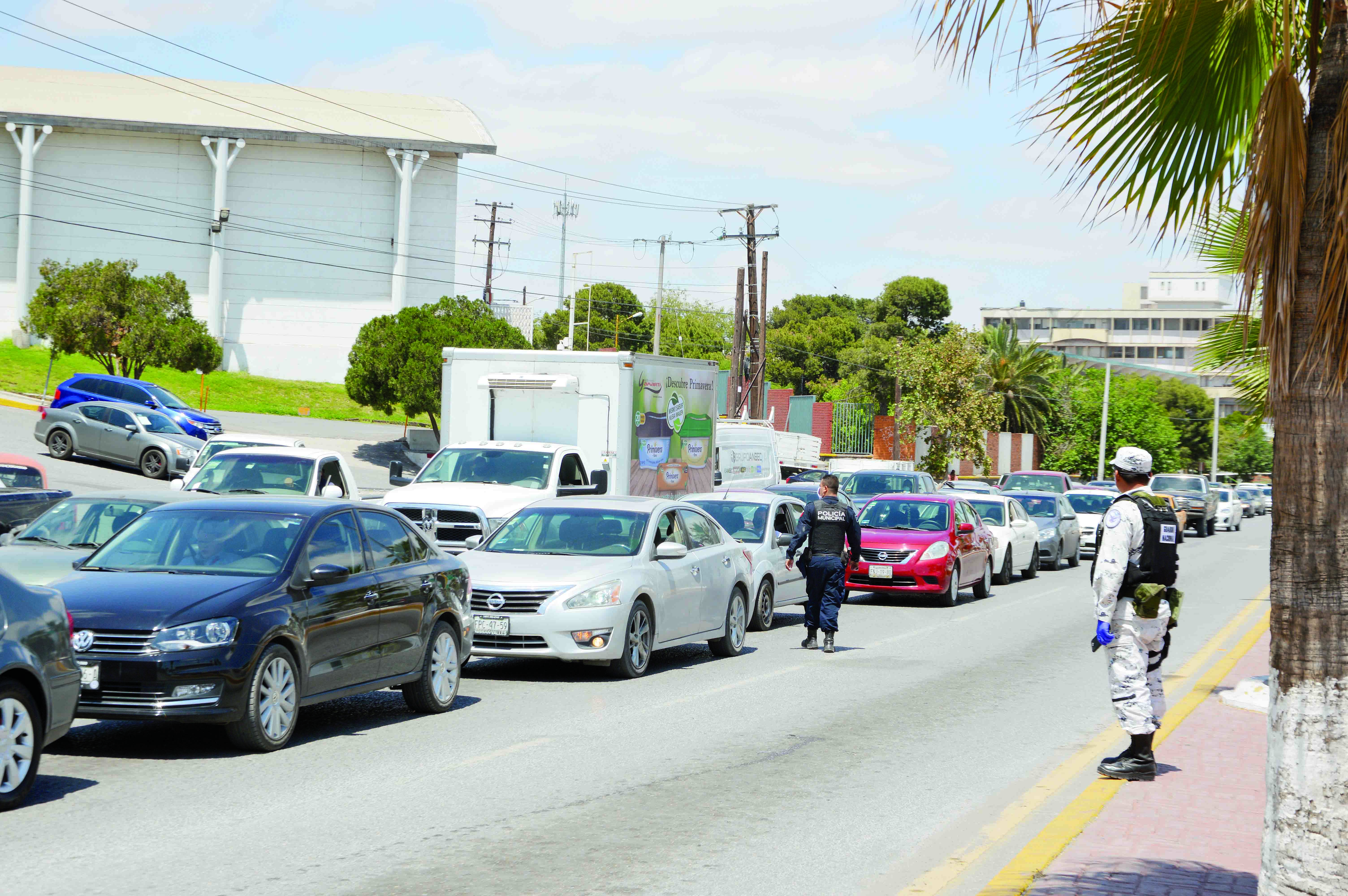 Arrestan a 45 por andar en la calle