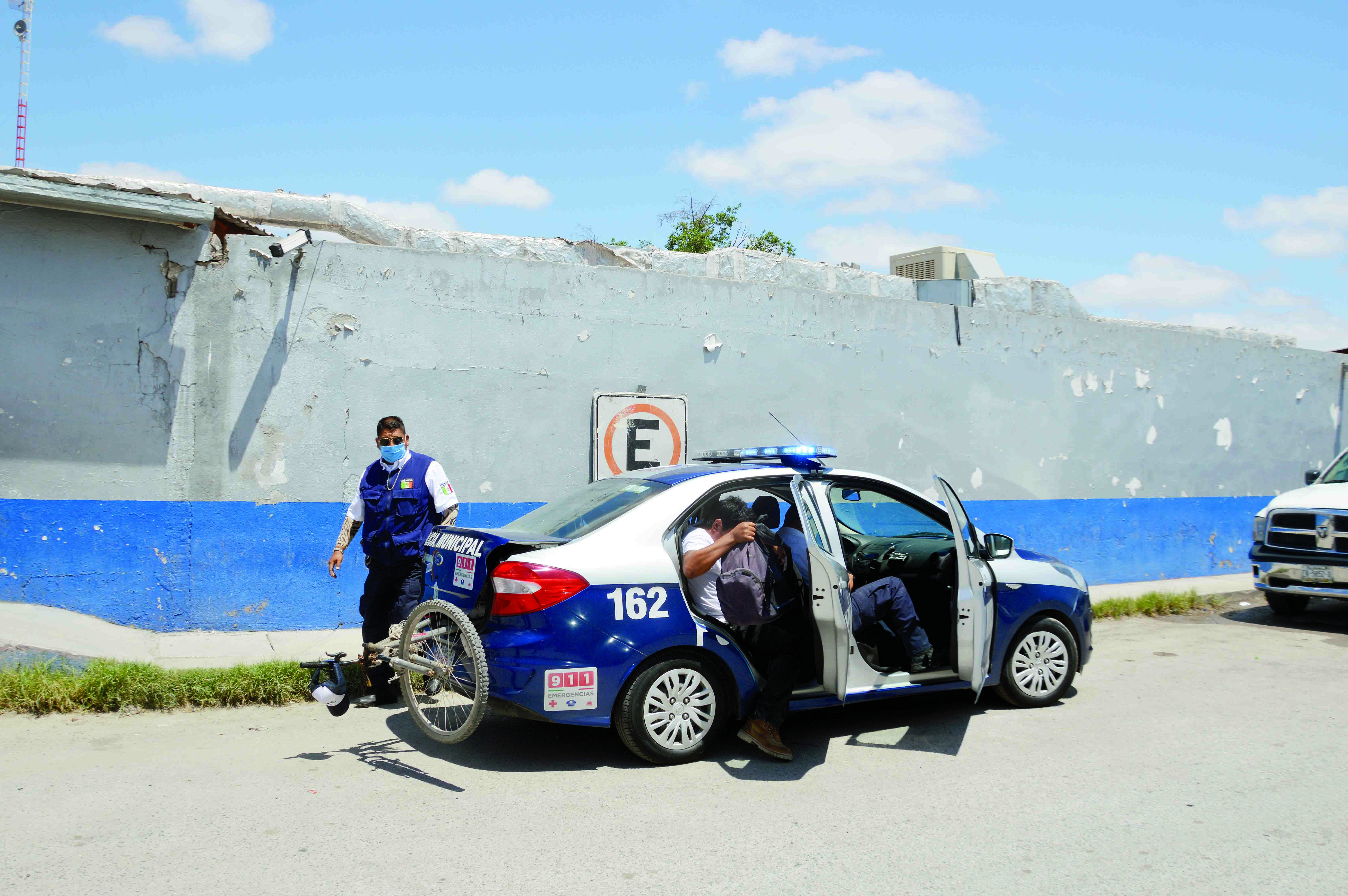 Arrestan a 45 por andar en la calle