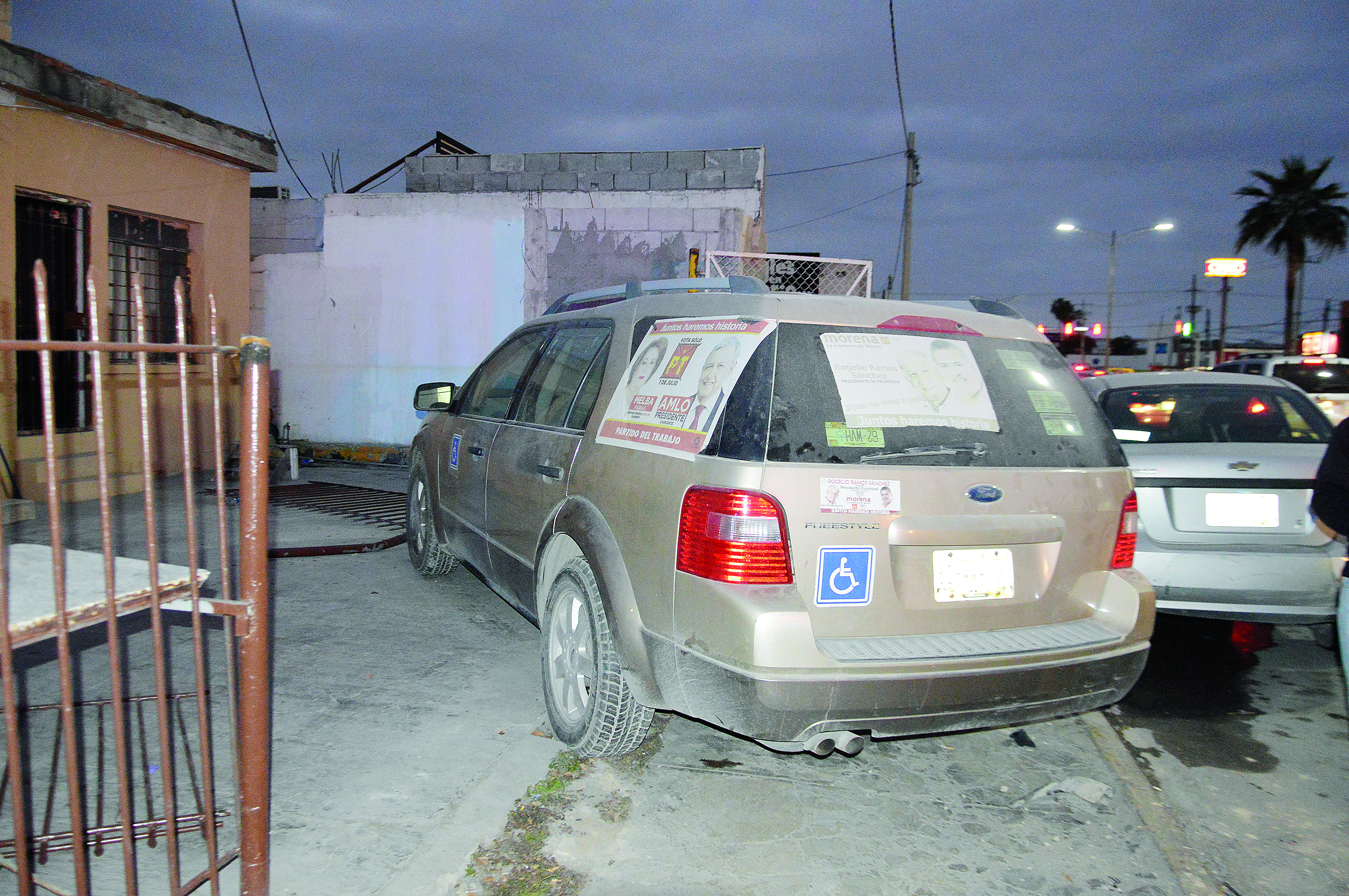 Se mete a iglesia con todo y camioneta