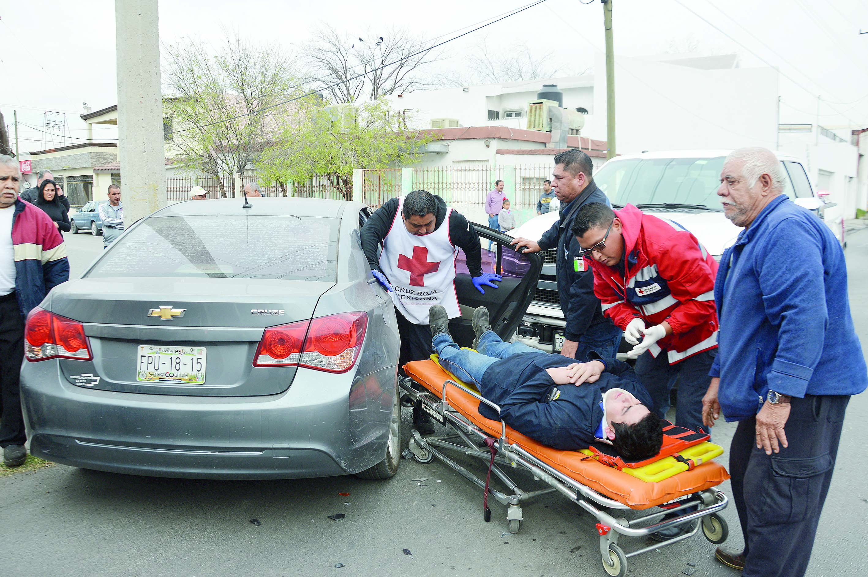 Quiso ganar el paso y terminó prensado