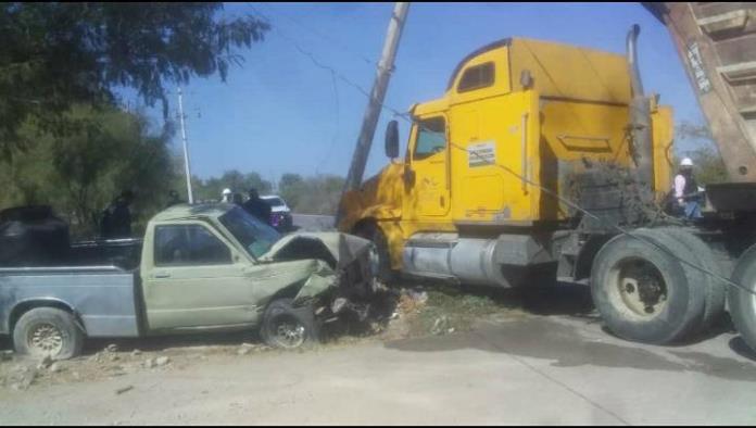 Se impacta tráiler  en una camioneta