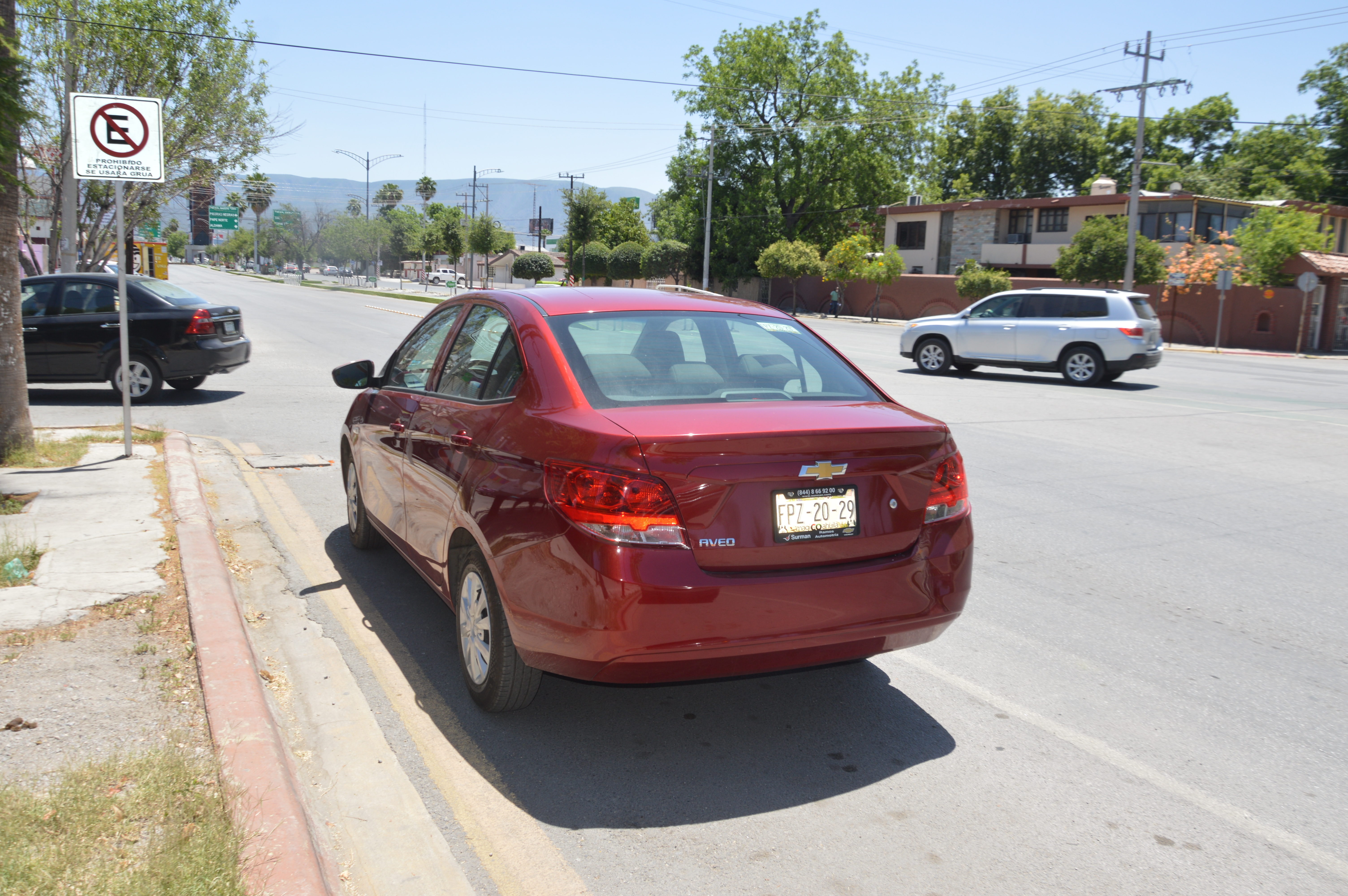 No frena y choca auto