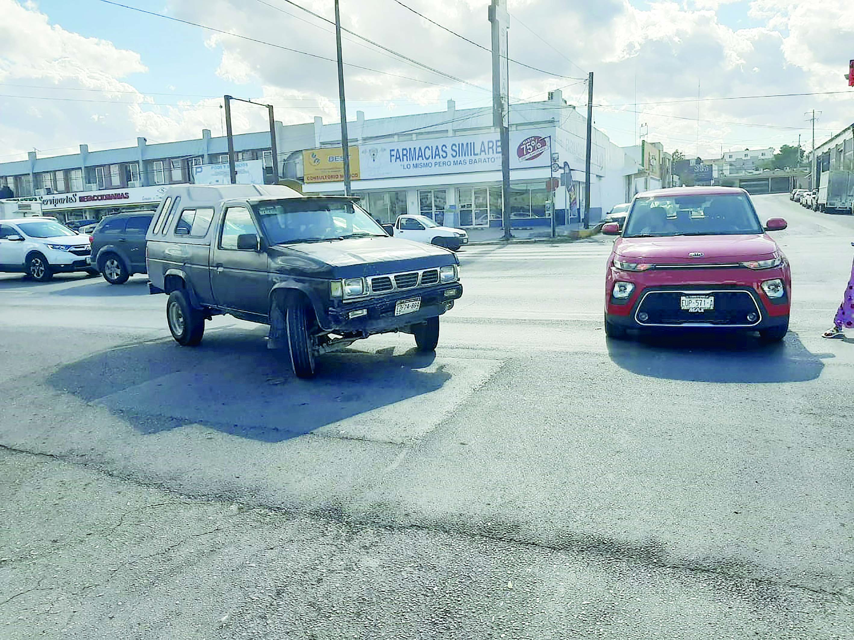 ‘Estrena’ auto del año en accidente