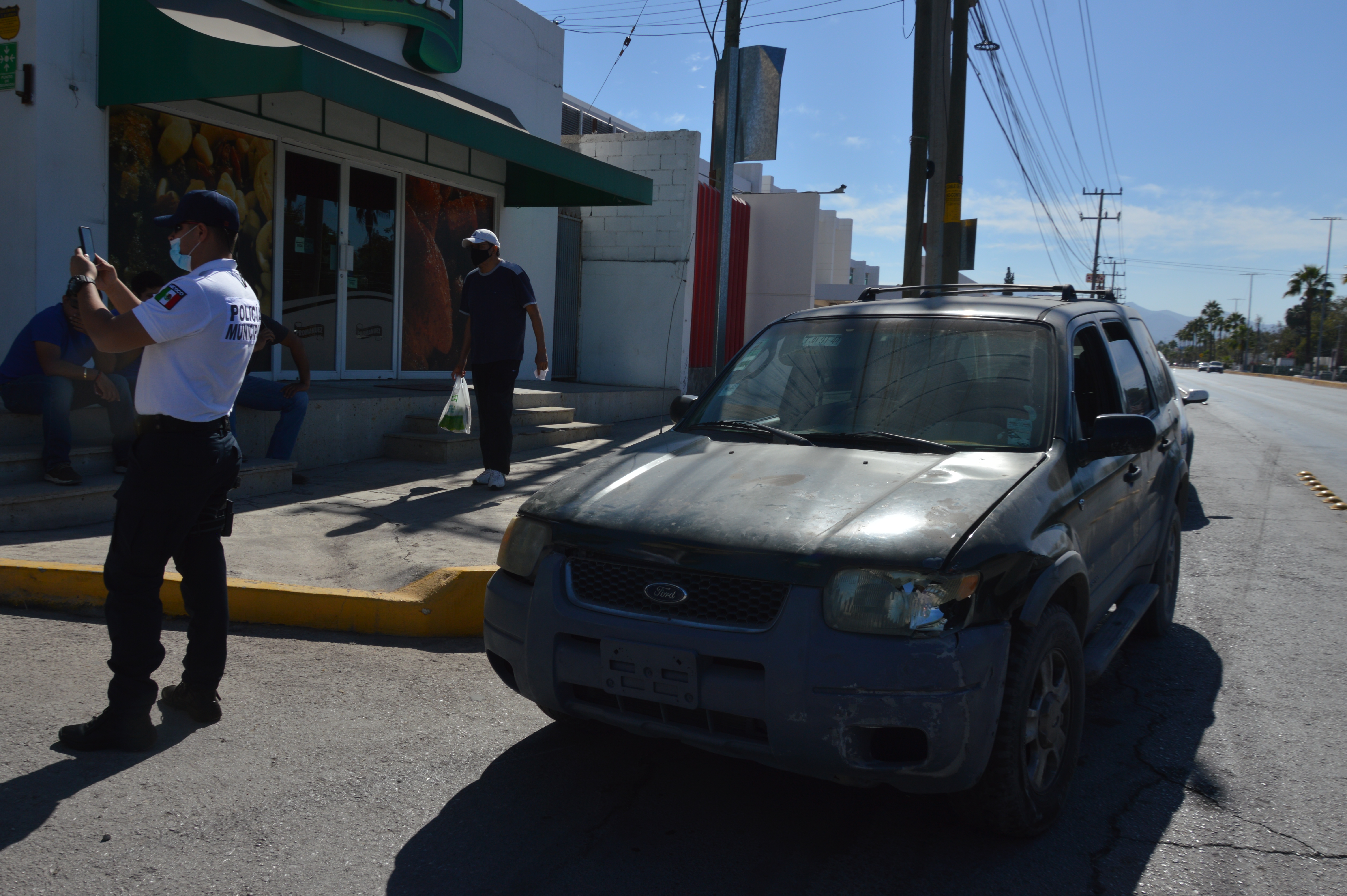 Se mete a plaza con todo y auto