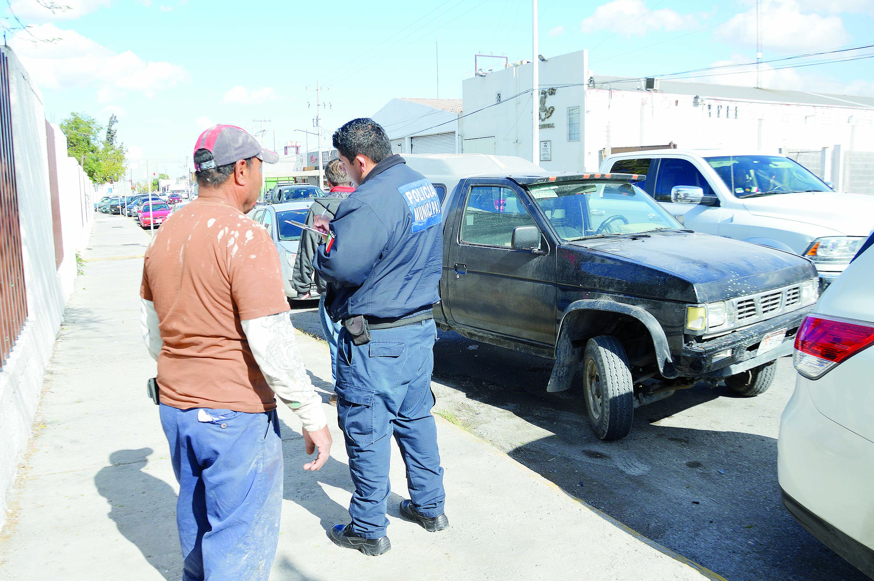 ‘Estrena’ auto del año en accidente