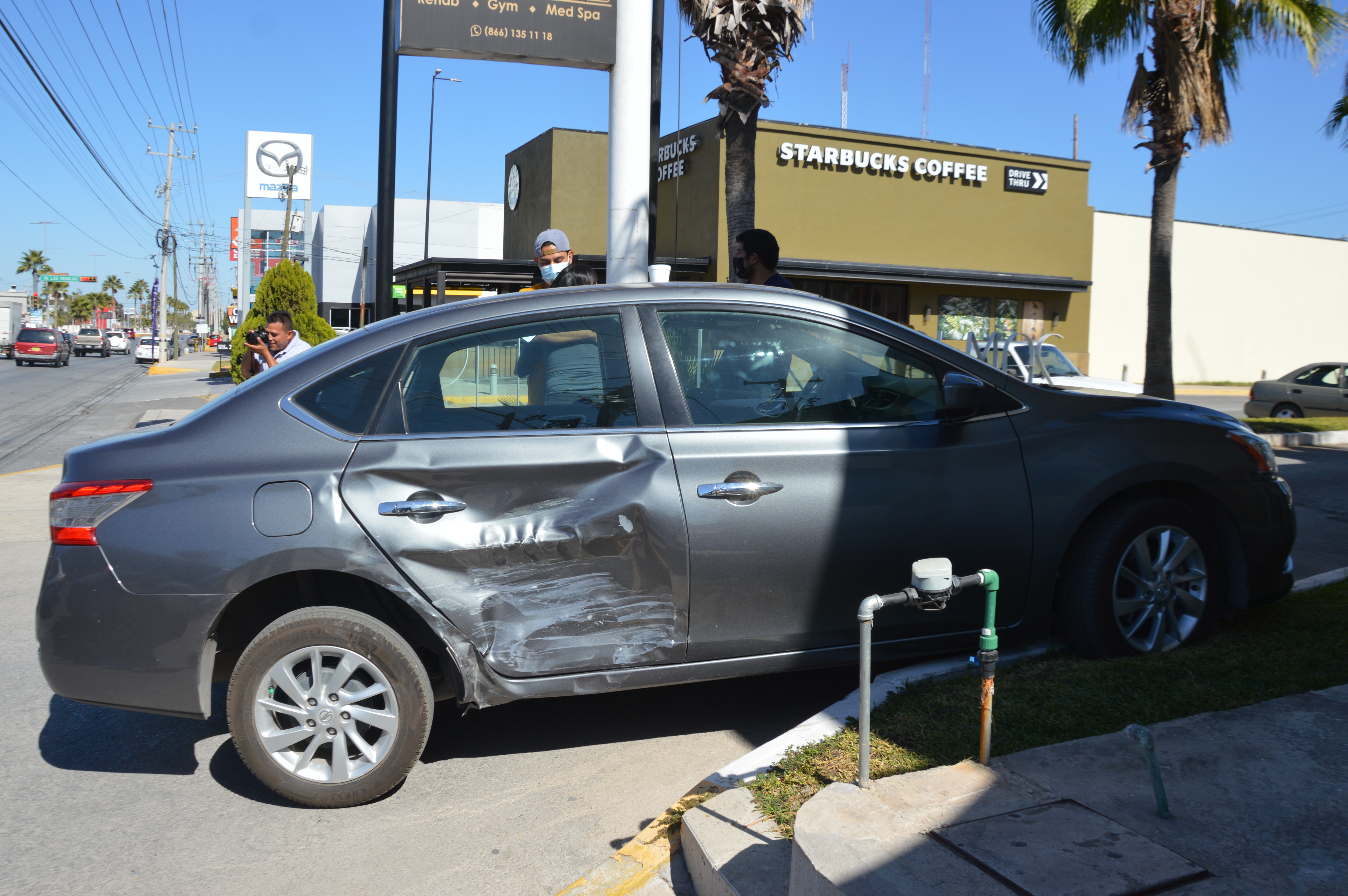 Se mete a plaza con todo y auto