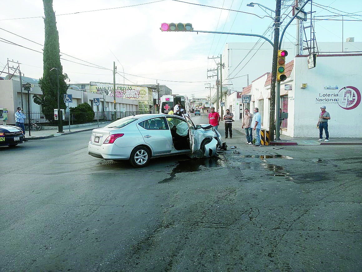 Lesiona a tres en accidente