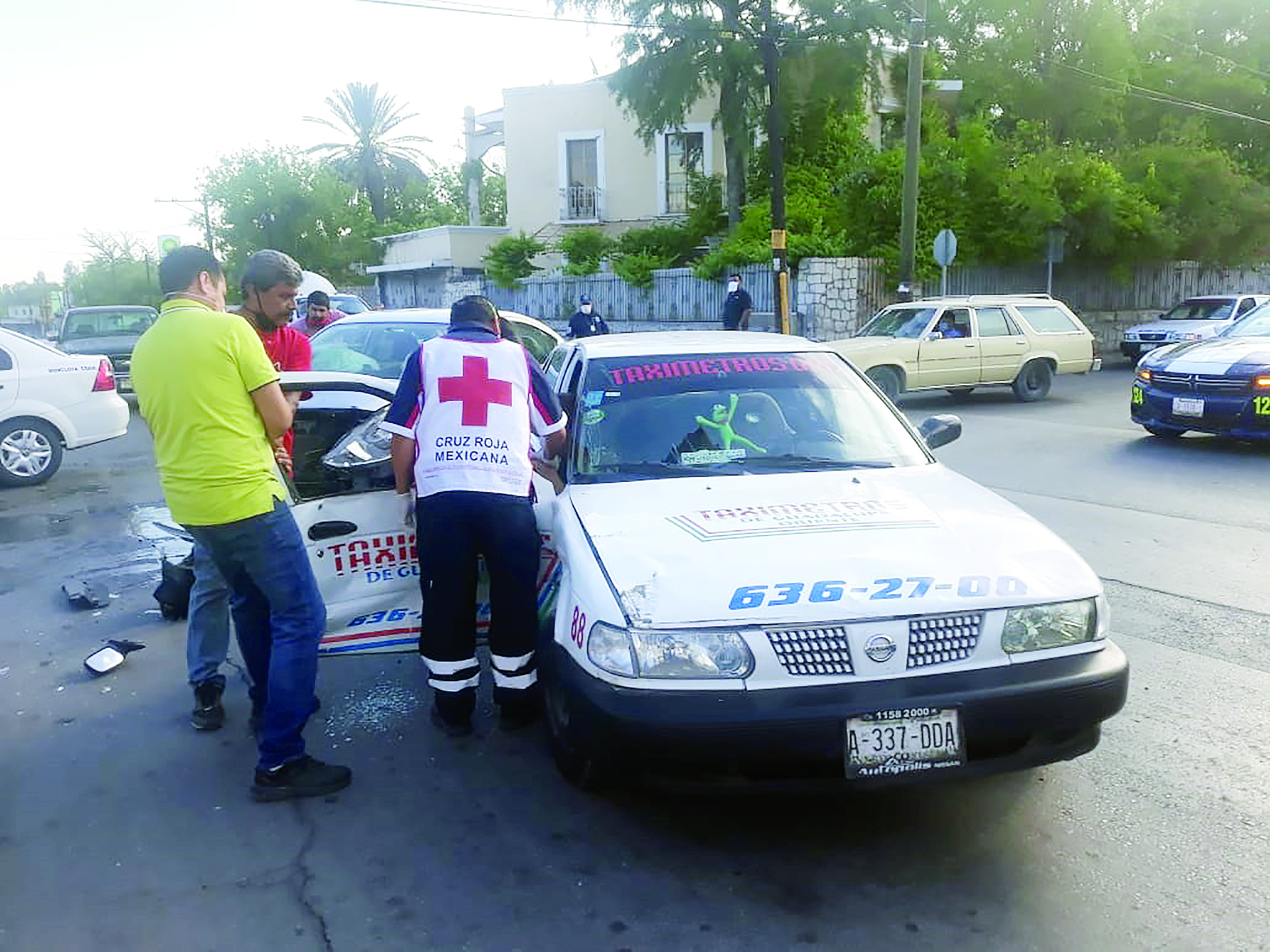 Lesiona a tres en accidente