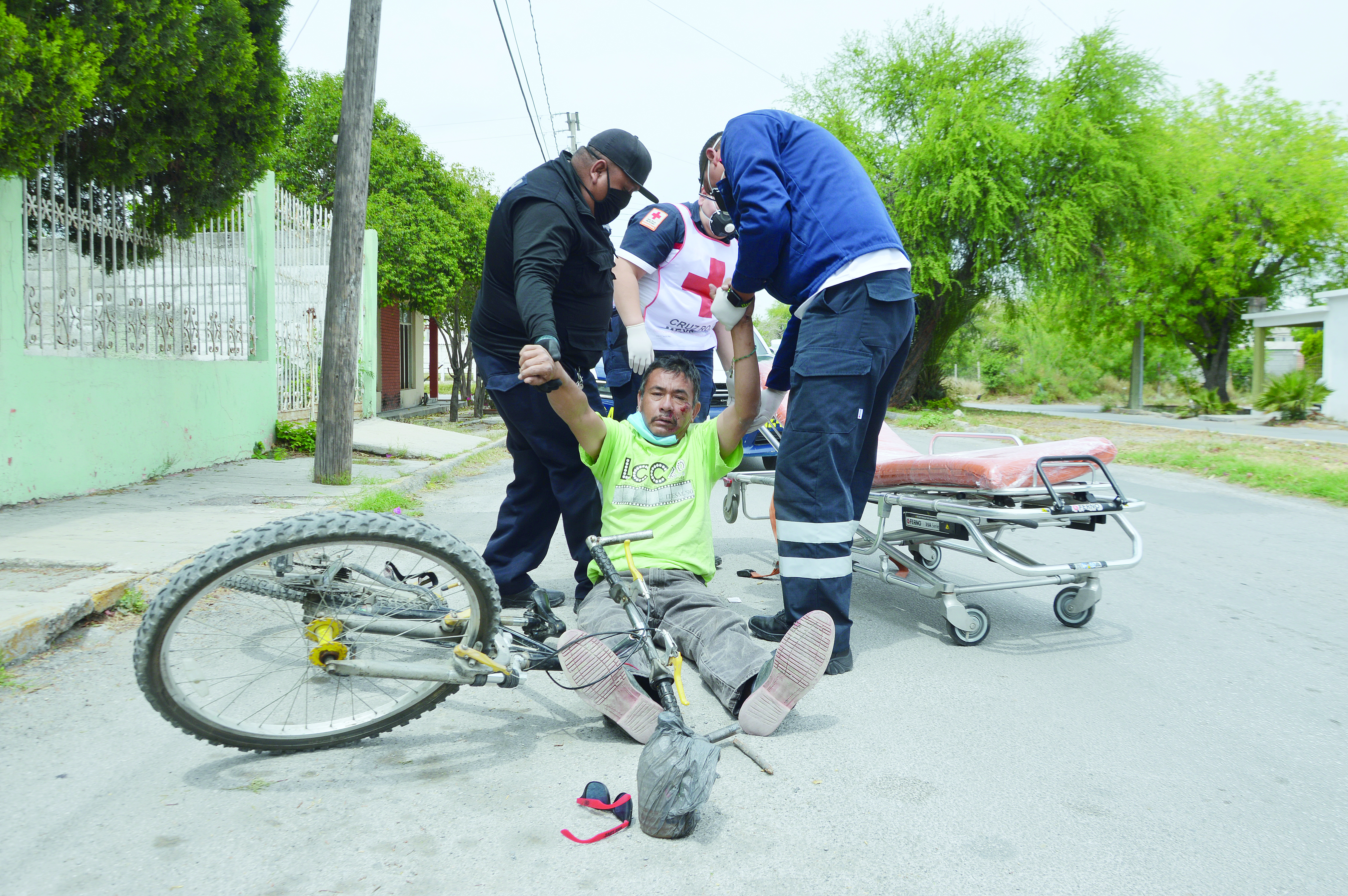 Termina carrera de cara al pavimento