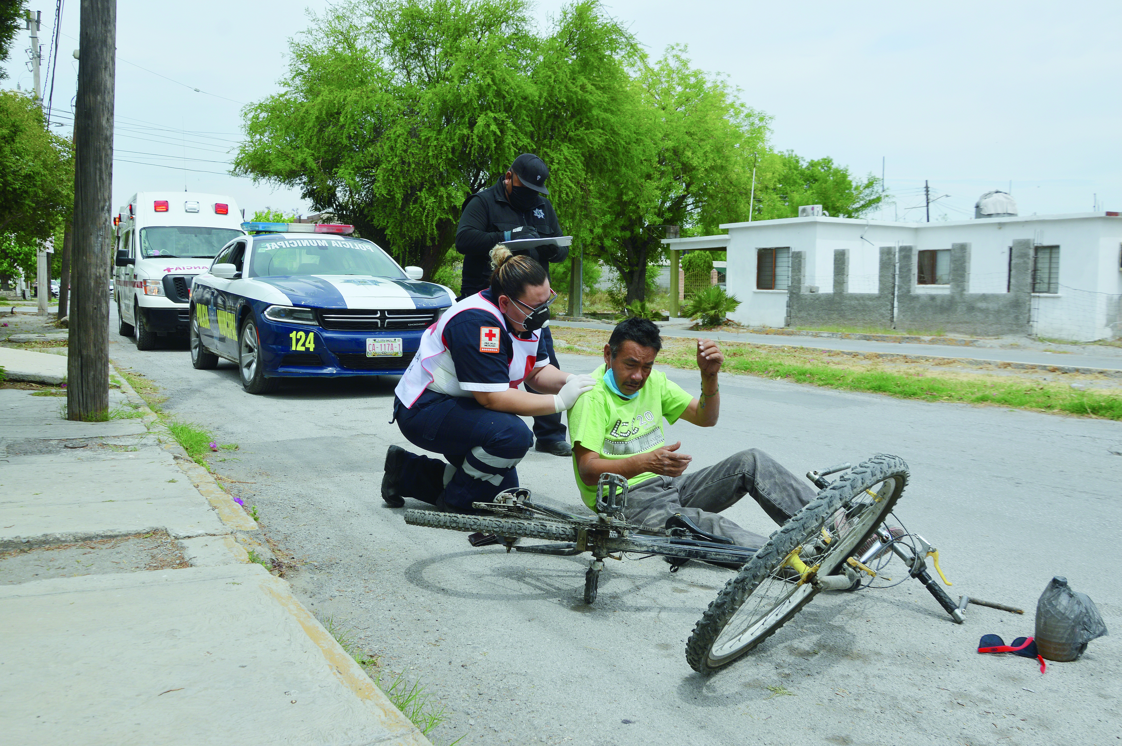 Termina carrera de cara al pavimento