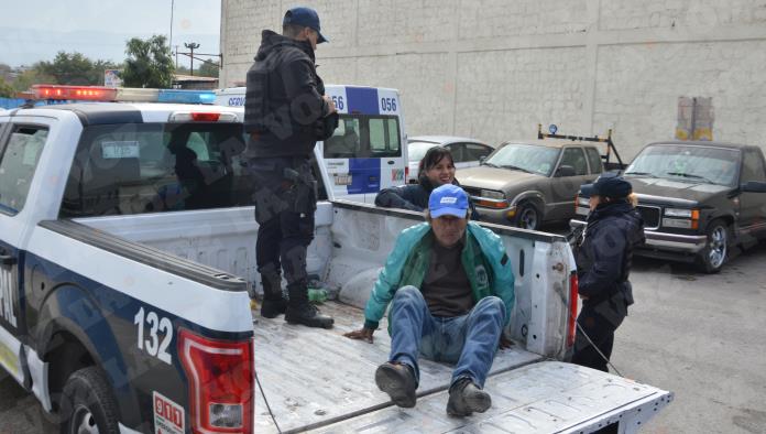 Arma escandalo  fuera del IMSS