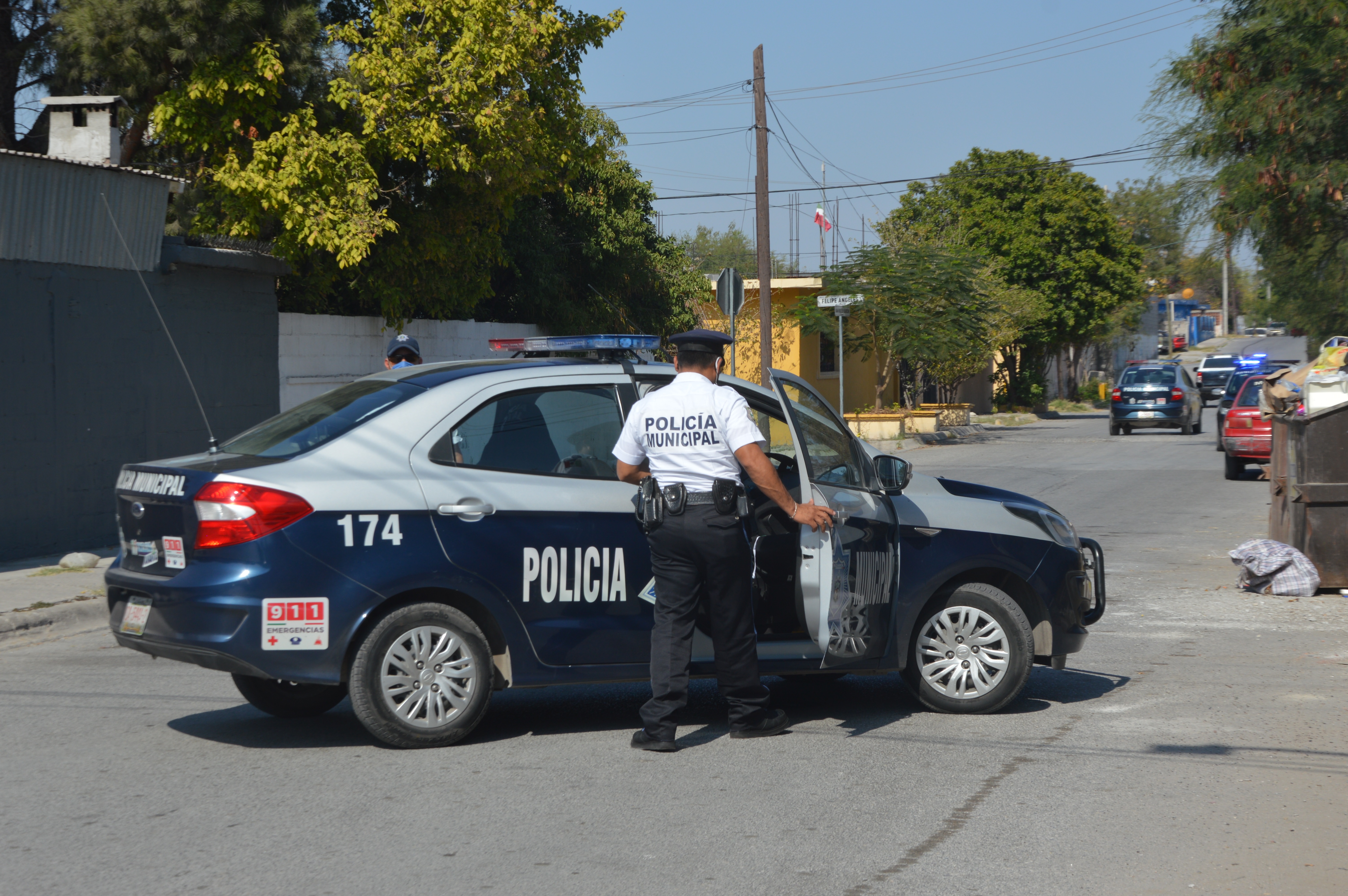 Se echa de reversa y arremanga patrulla