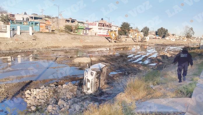 Vuelca auto  dentro de río