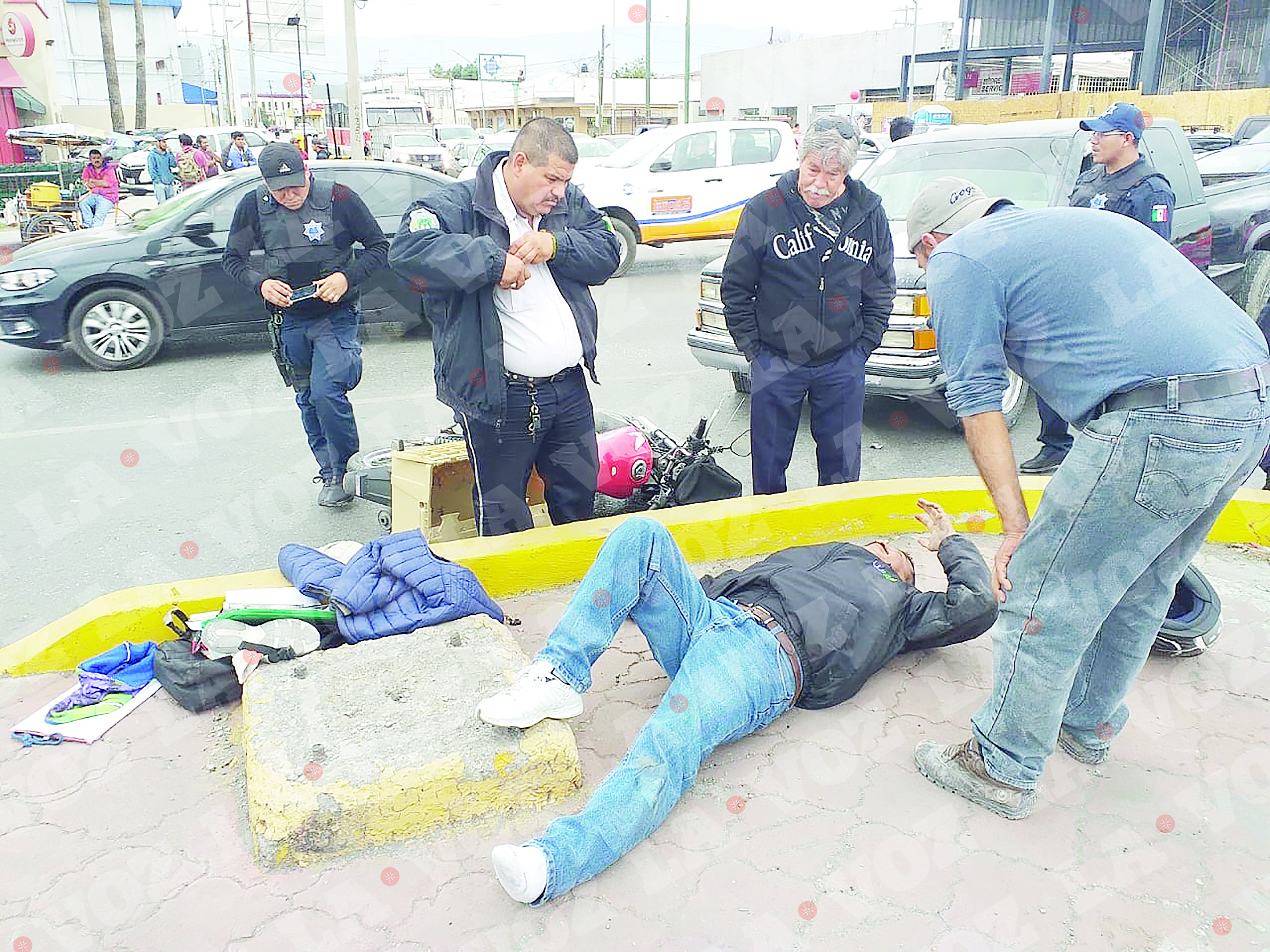 Deja a motociclista  tendido en camellón