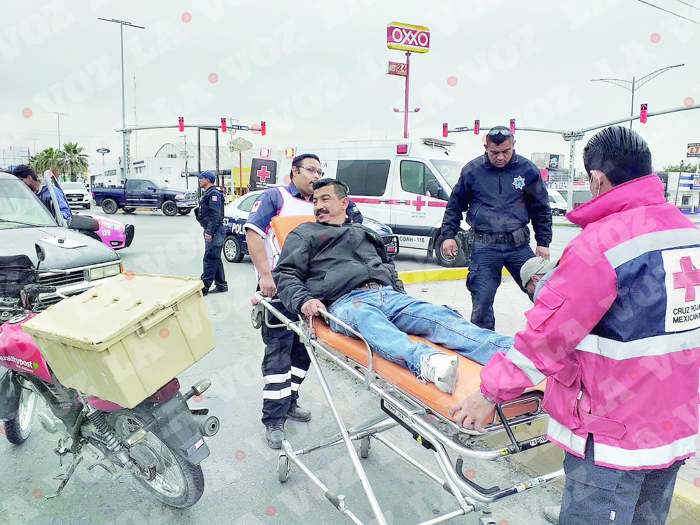 Deja a motociclista  tendido en camellón