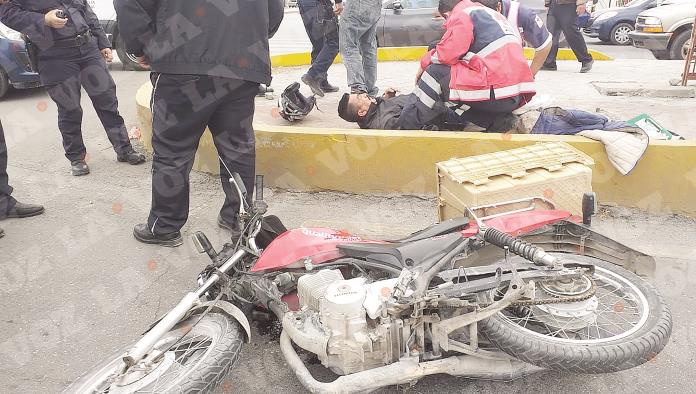 Deja a motociclista  tendido en camellón