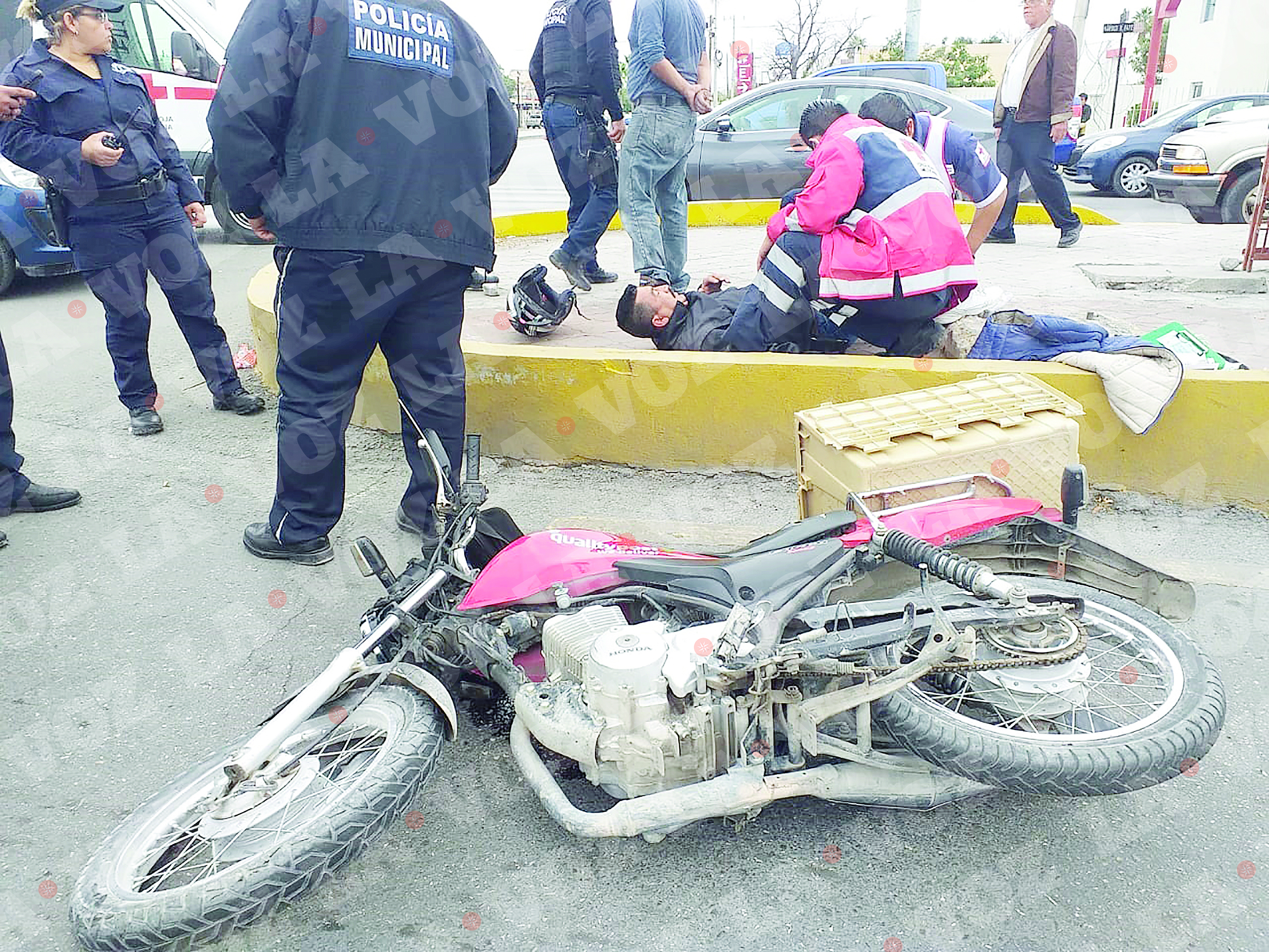 Deja a motociclista  tendido en camellón